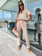Eleganter Jumpsuit mit Gürtel und V-Ausschnitt